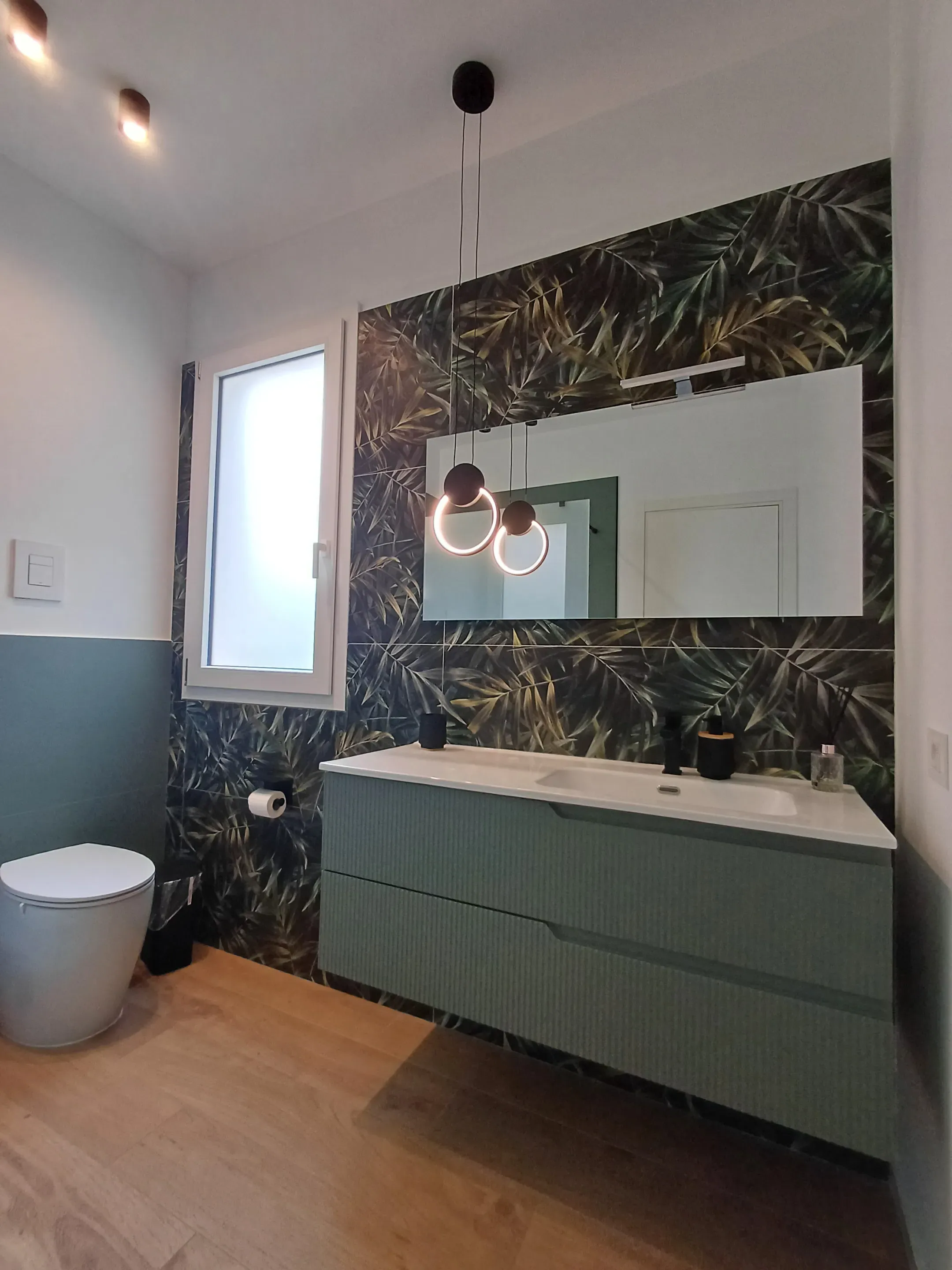 Dettaglio del lavabo con lampade tonde sospese