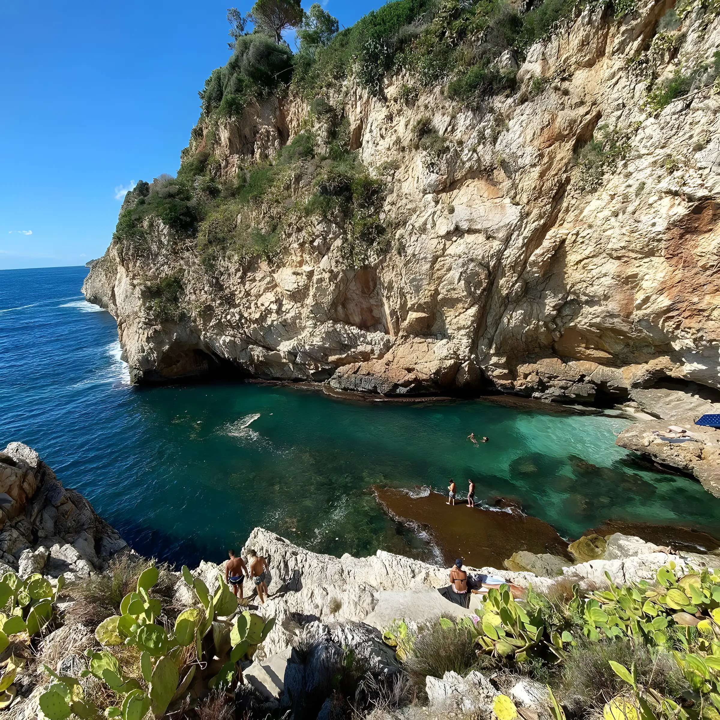 La cala di Caletta Verde con acqua turchese tra gli scogli