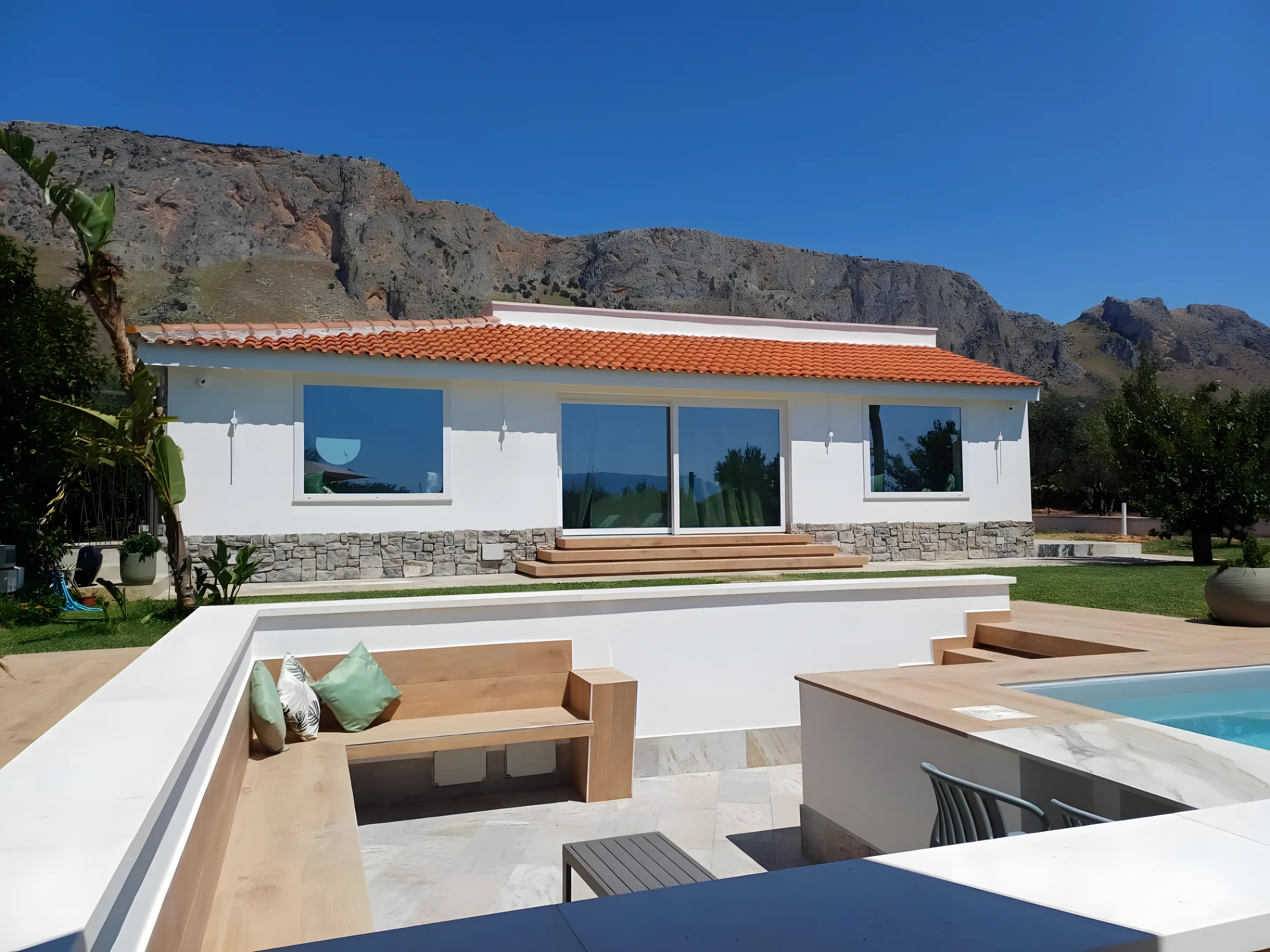 Villa con piscina e salottino incassato nel patio