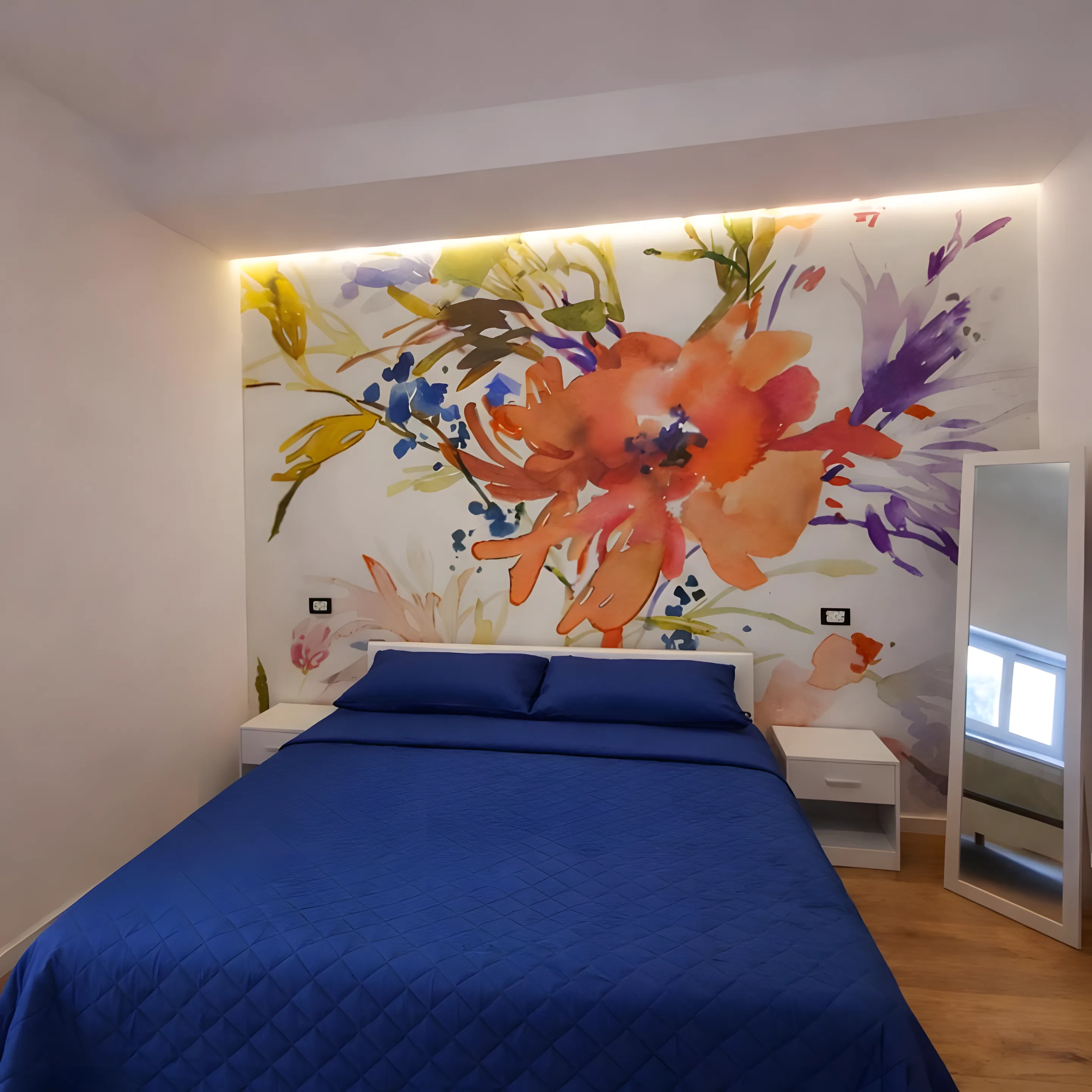 Camera da letto con murale floreale e copriletto blu