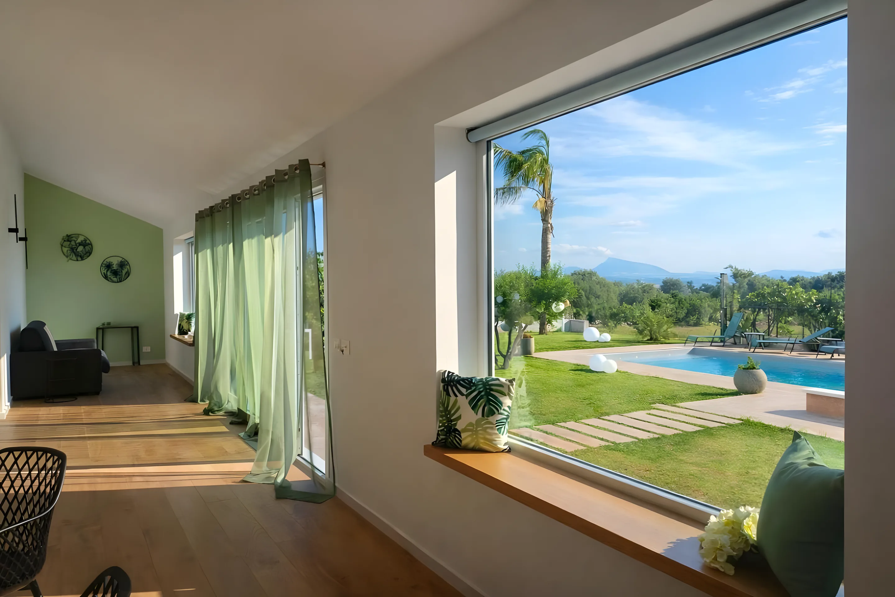 Soggiorno con grande vetrata panoramica sulla piscina