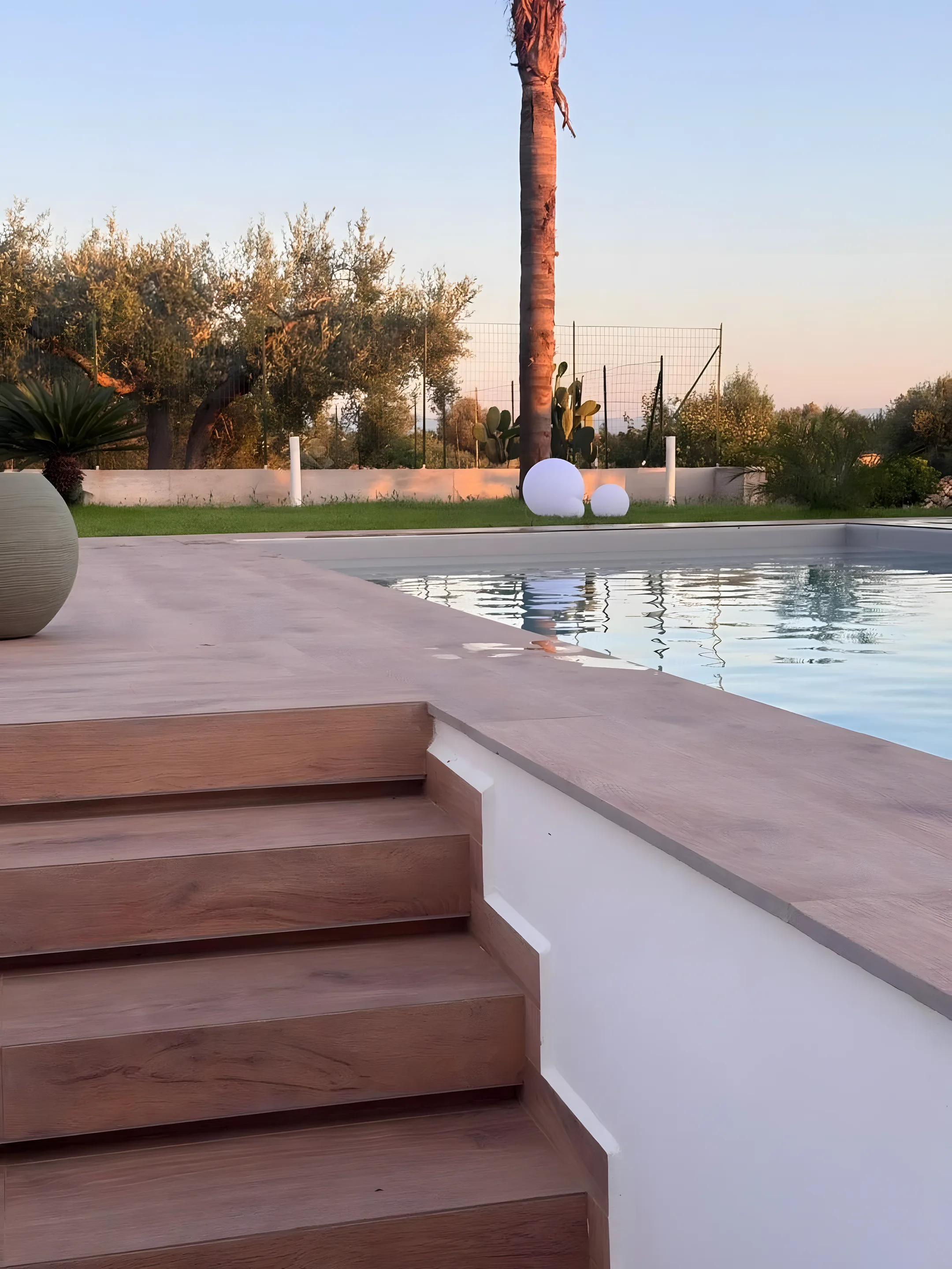 Piscina con salottino incassato e cuscini
