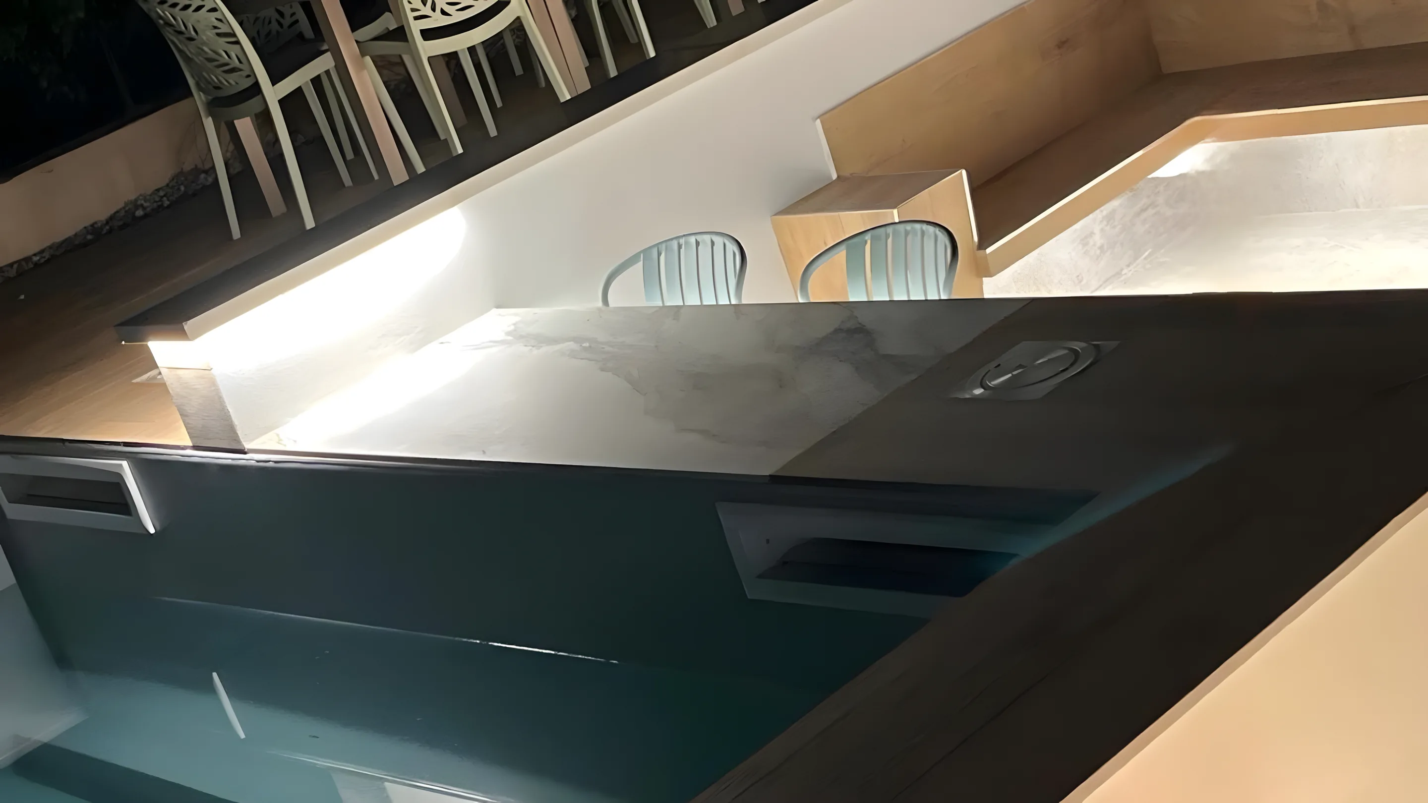 Bordo piscina al calare della sera