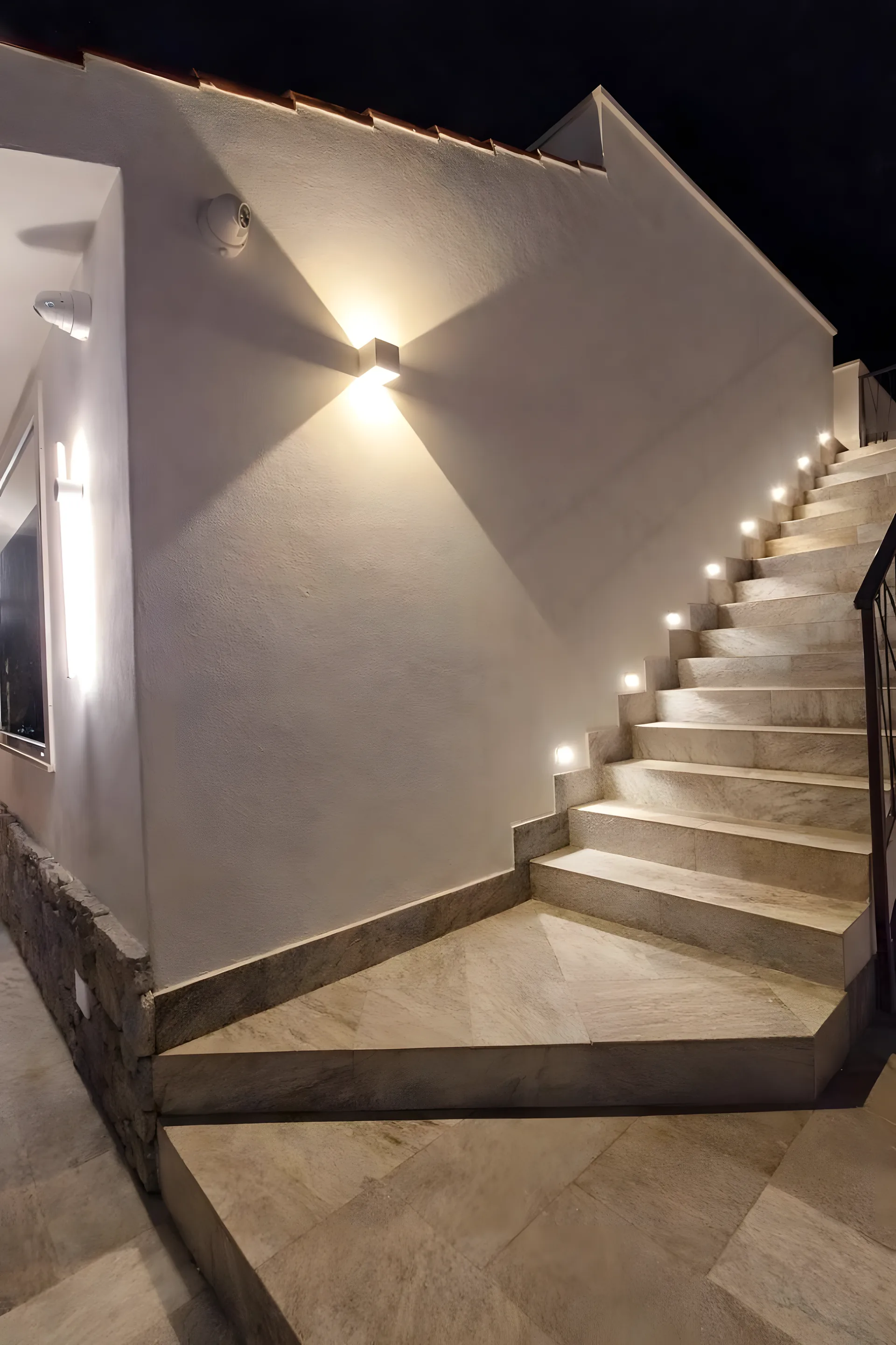 Terrazza con luci a led al crepuscolo