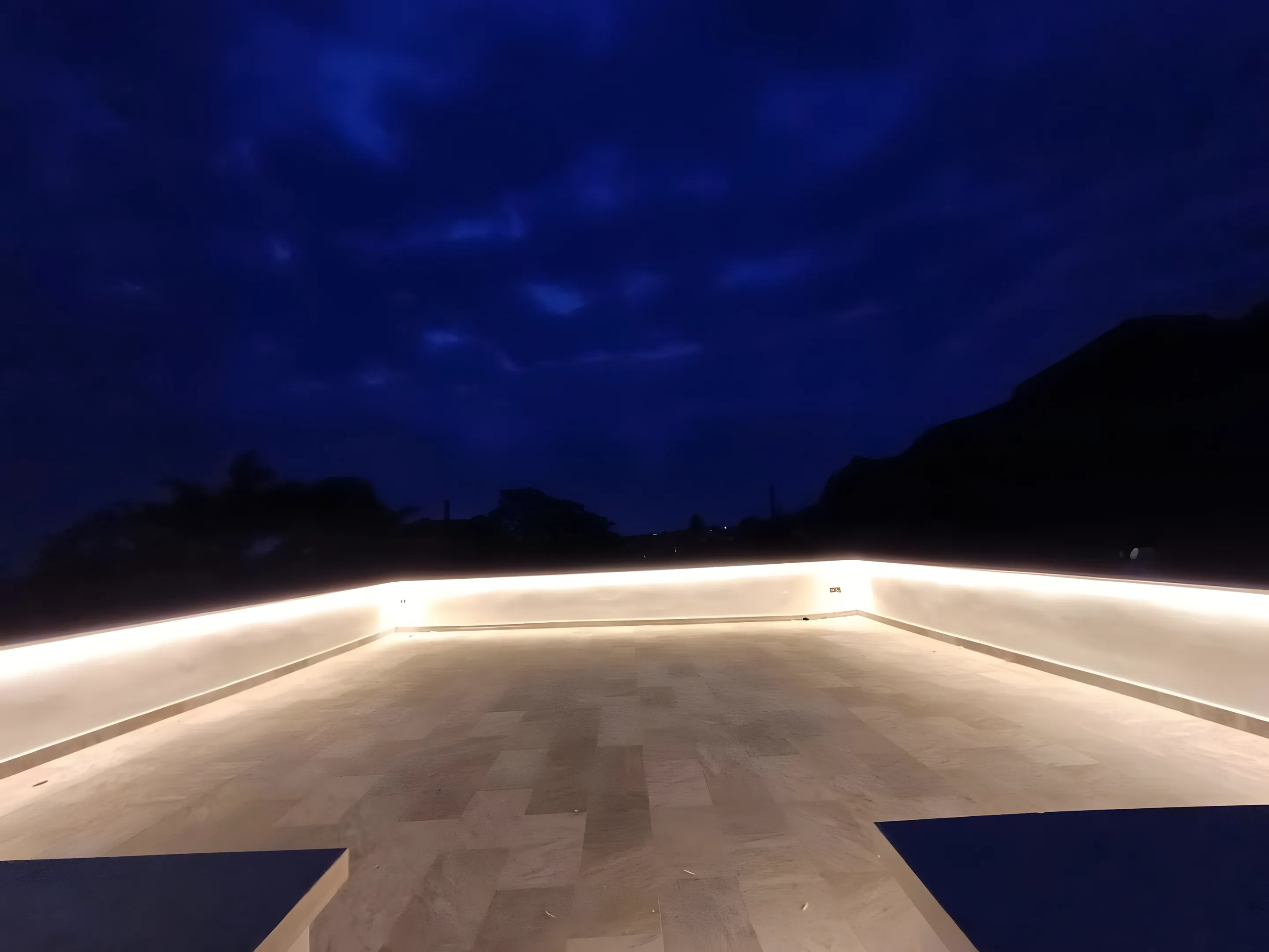 Ingresso in pietra illuminato di sera