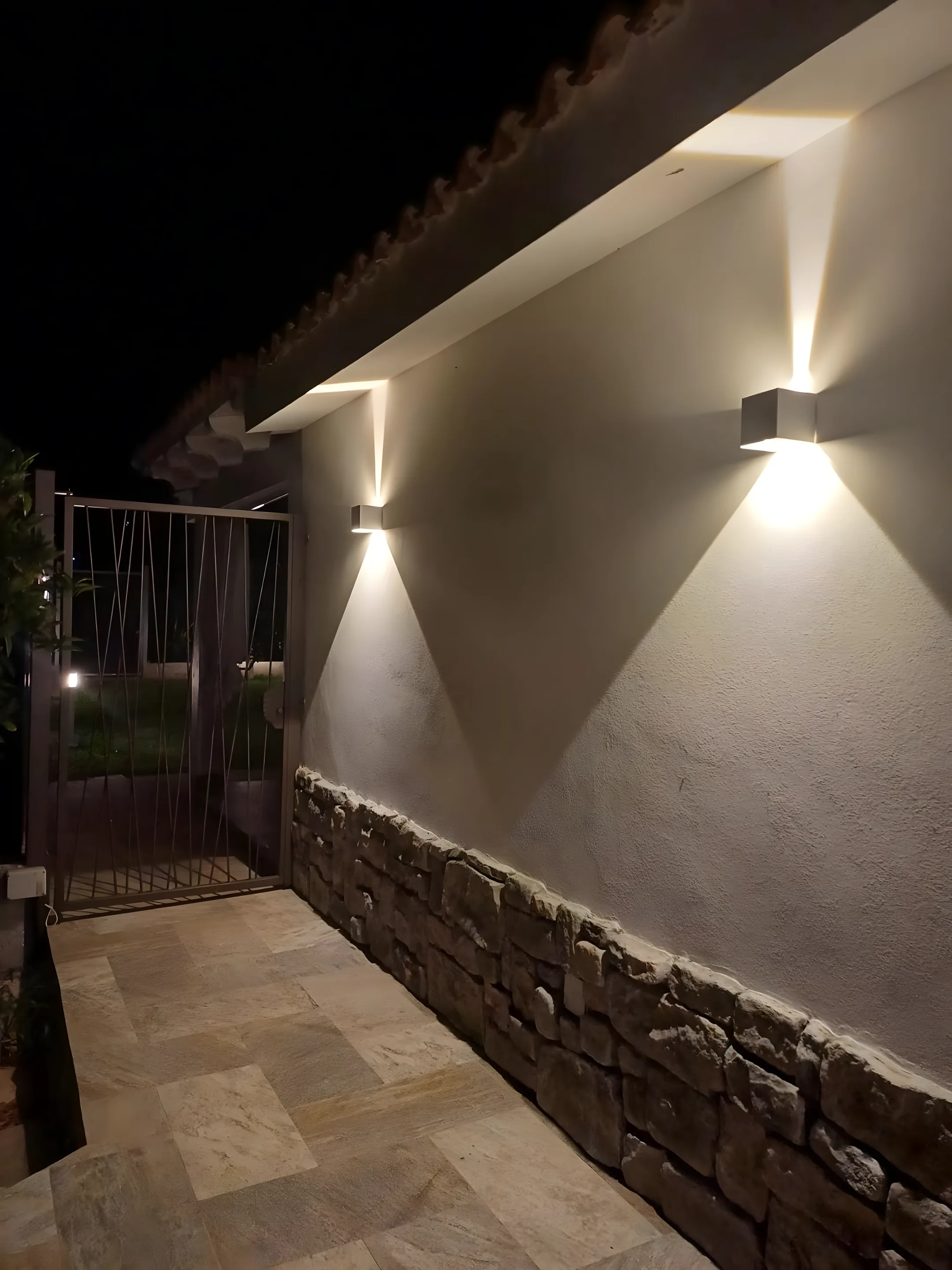 Parete esterna della dépendance illuminata di sera