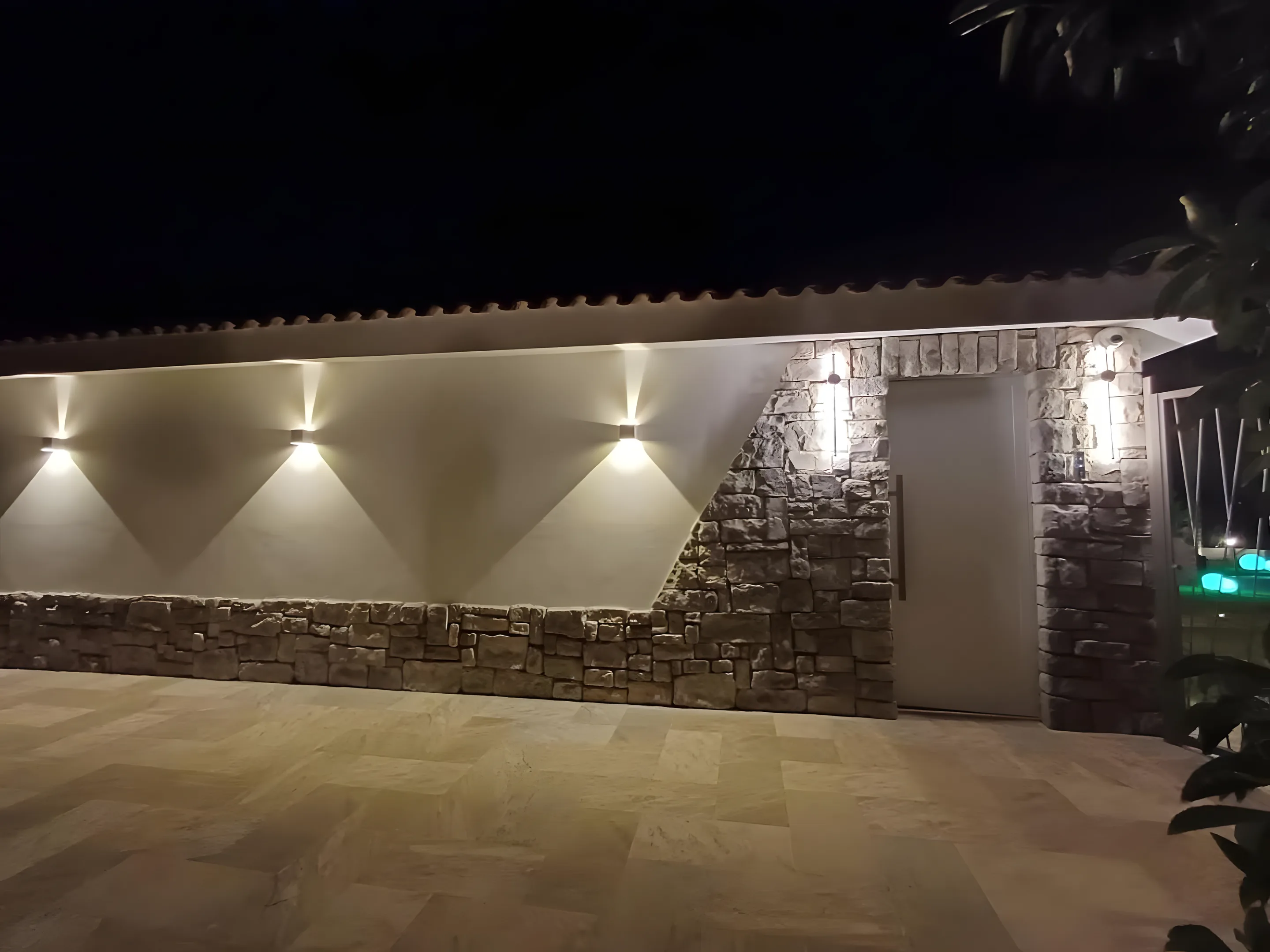 Cucina con piano in marmo e mobili bianchi