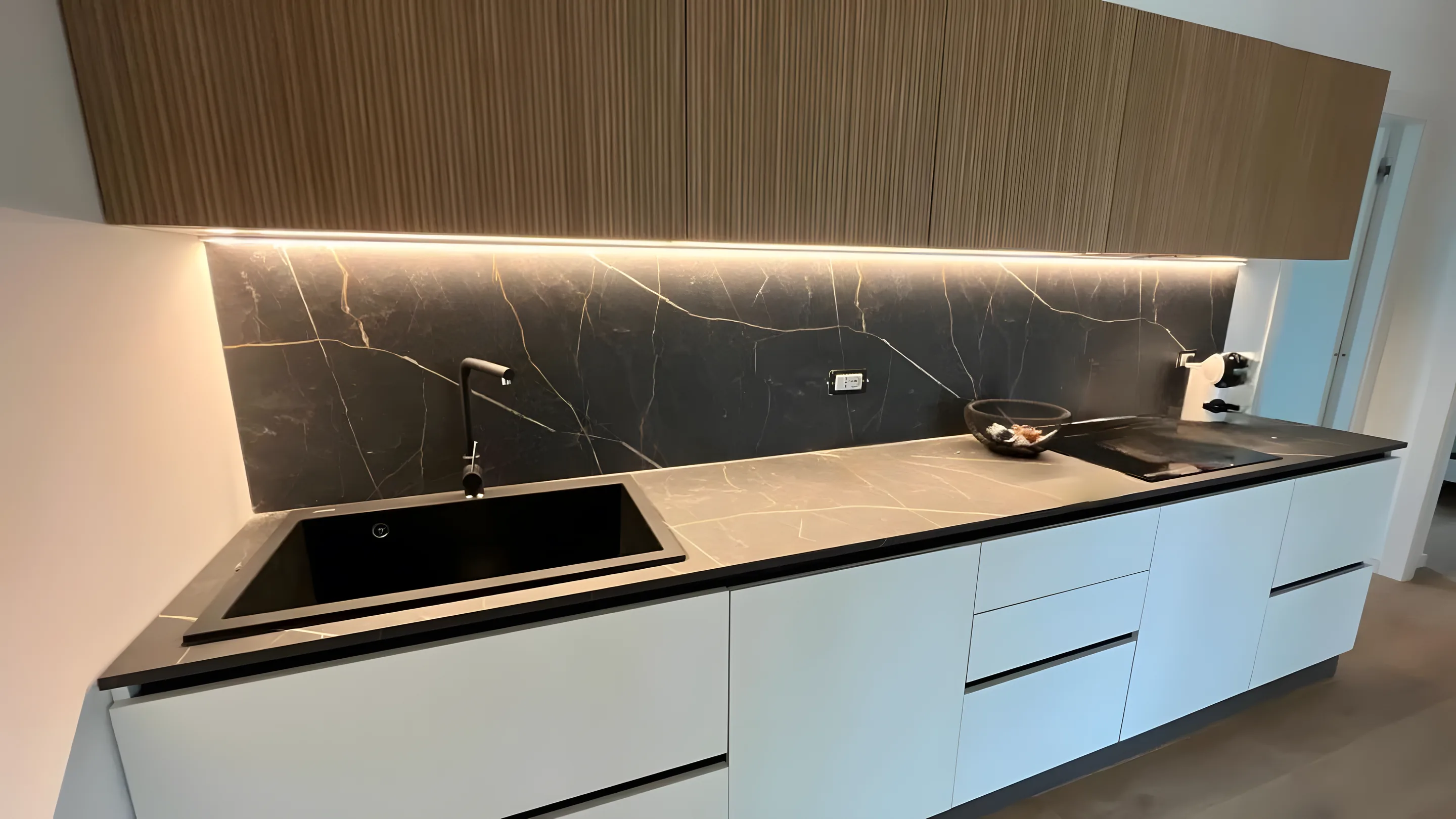 Bagno con carta da parati tropicale scura e doppio lavabo