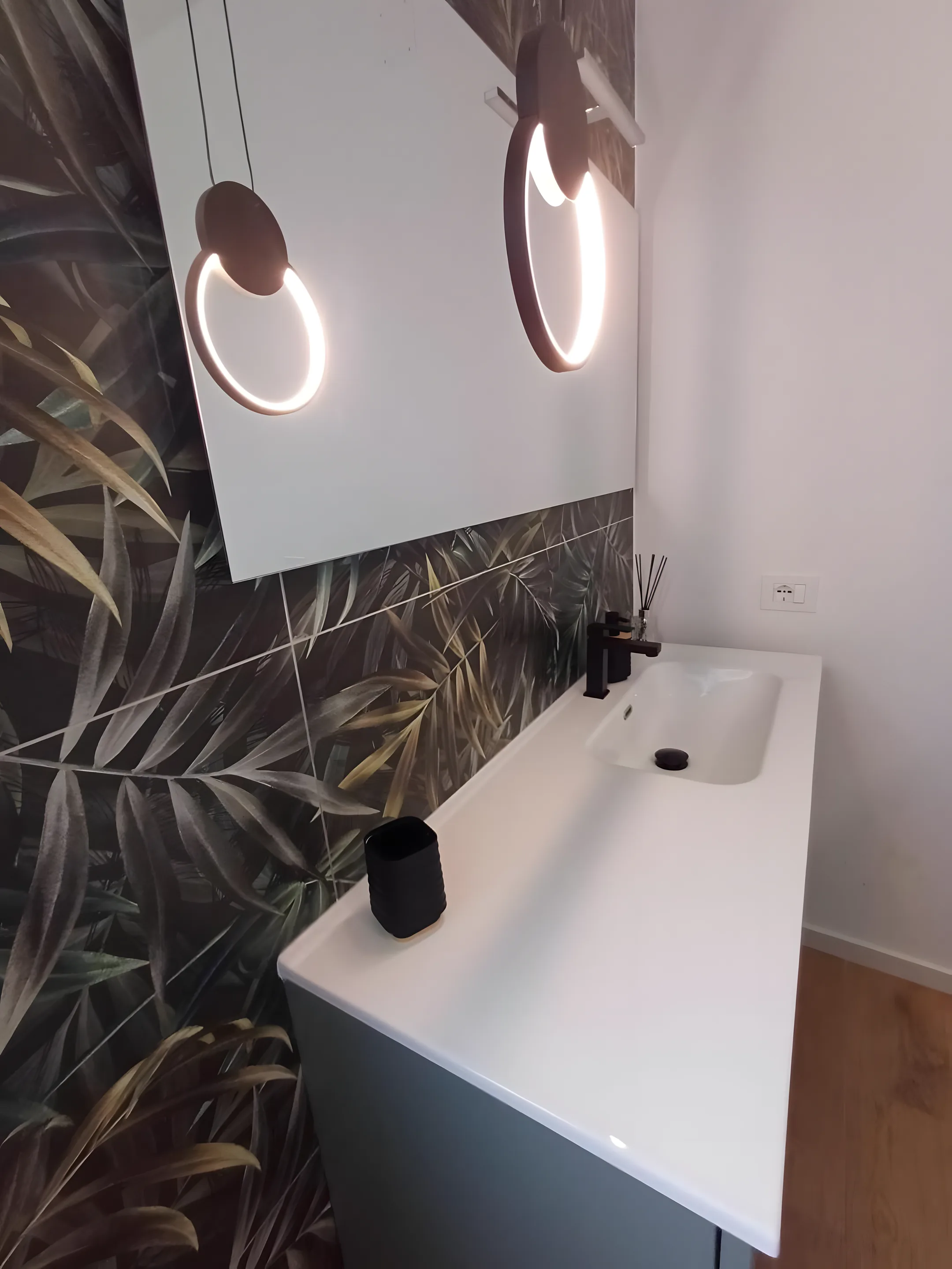 Doccia walk-in verde con vetrata e finestra