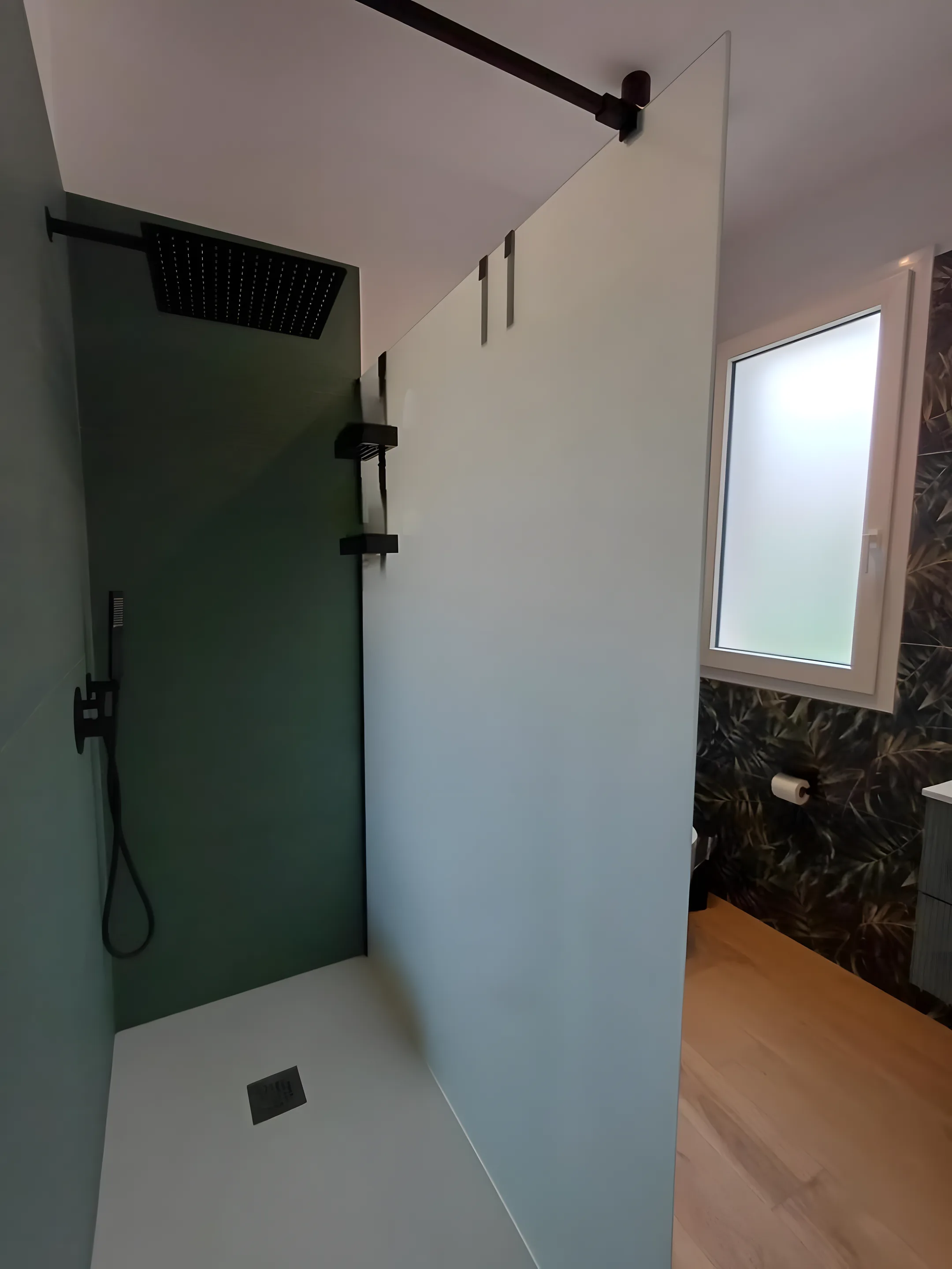 Doccia walk-in con rivestimento verde