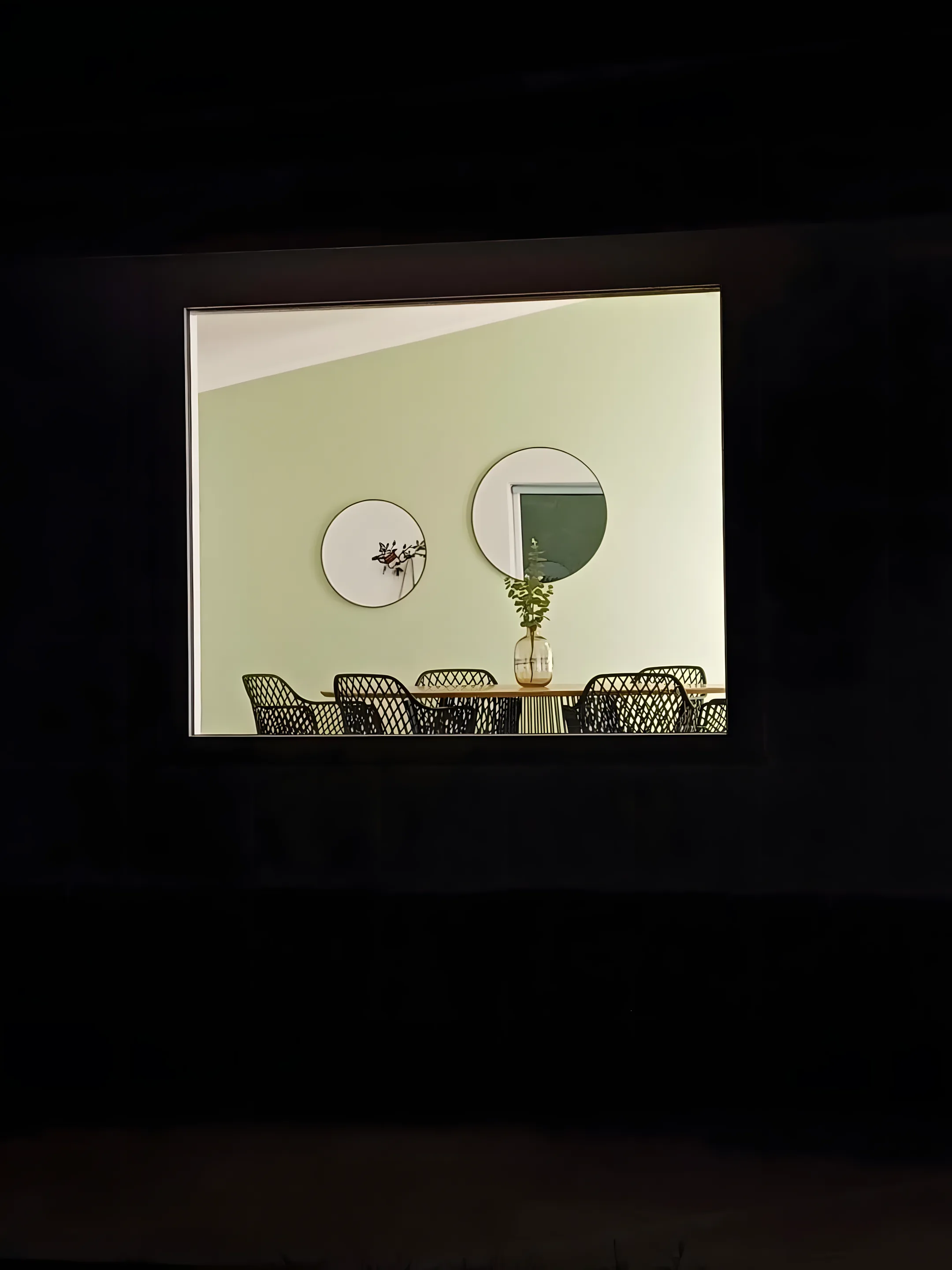 Sala da pranzo vista dalla vetrata nella sera