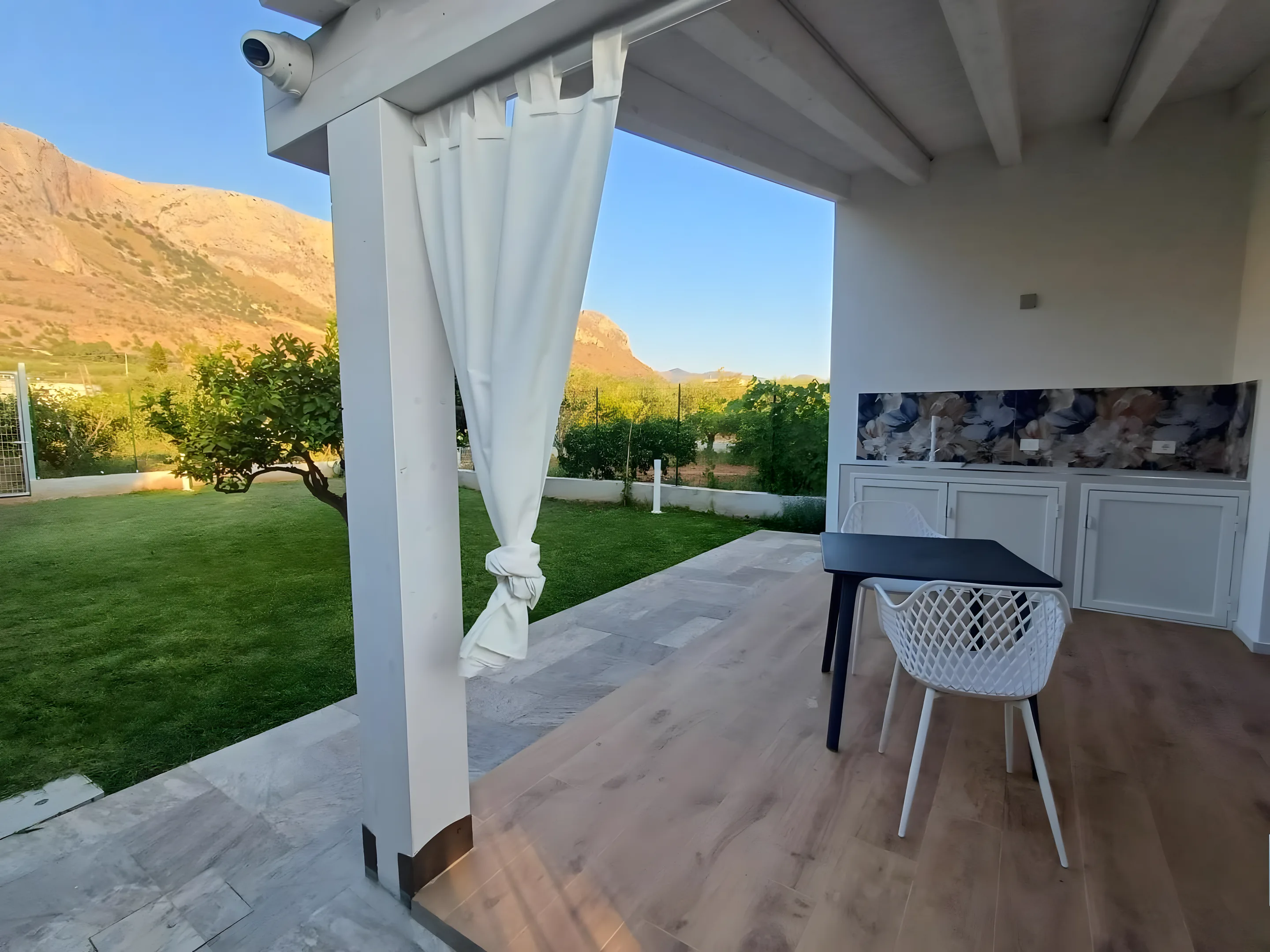 Veranda della dépendance con vista sulle montagne