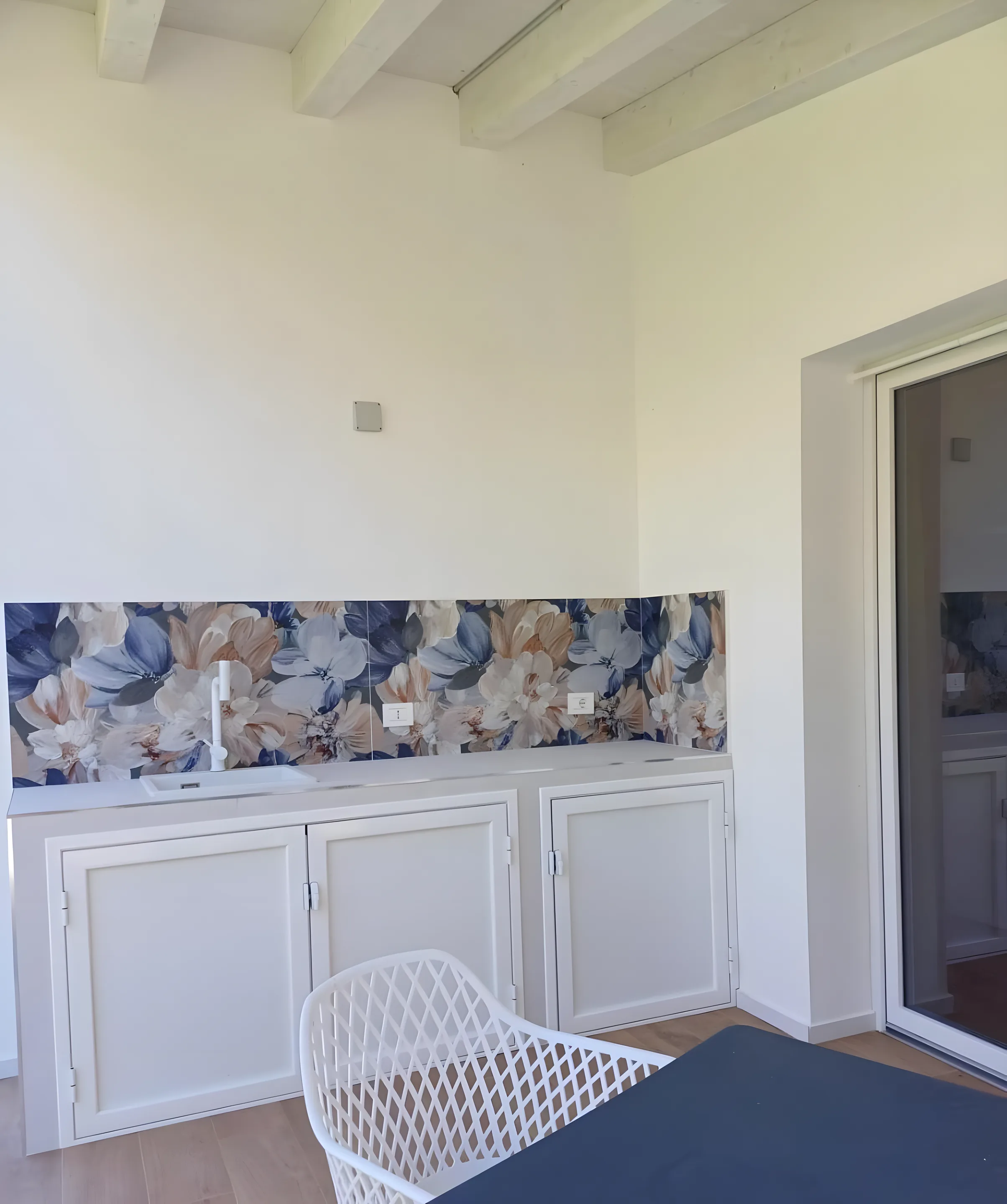 Angolo cottura della dépendance con rivestimento floreale
