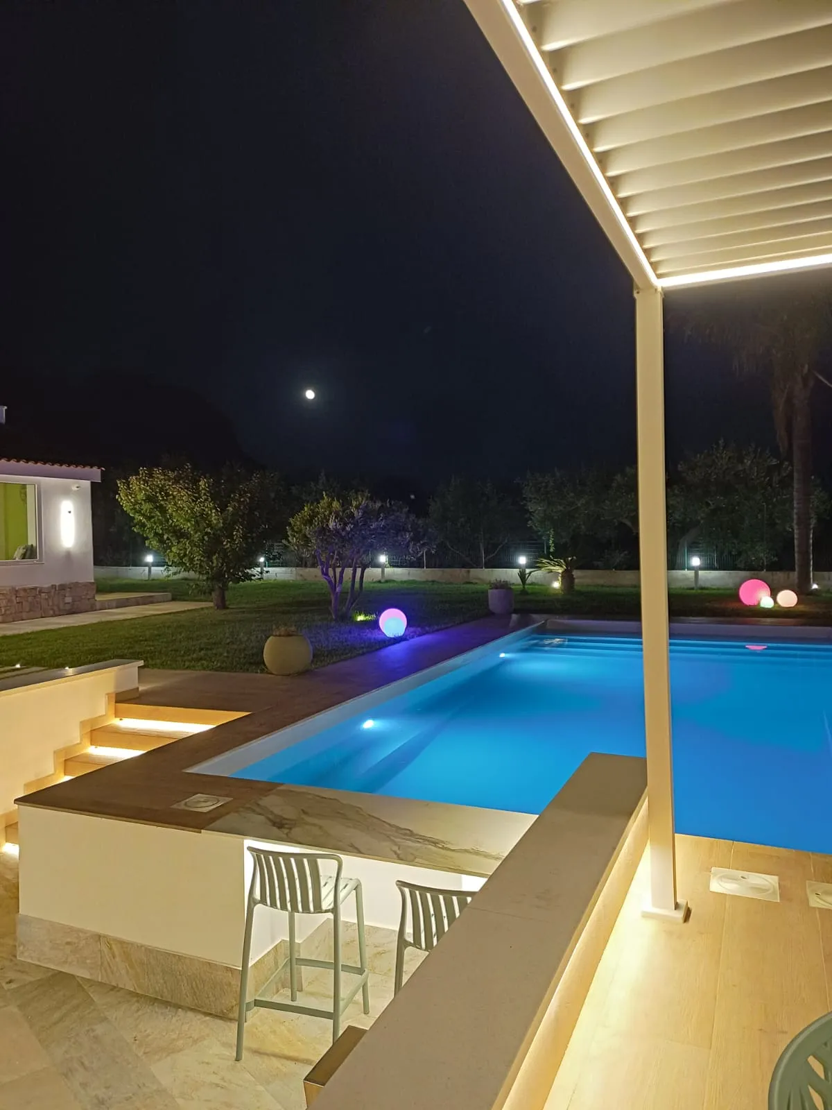 piscina esterna vista gazebo